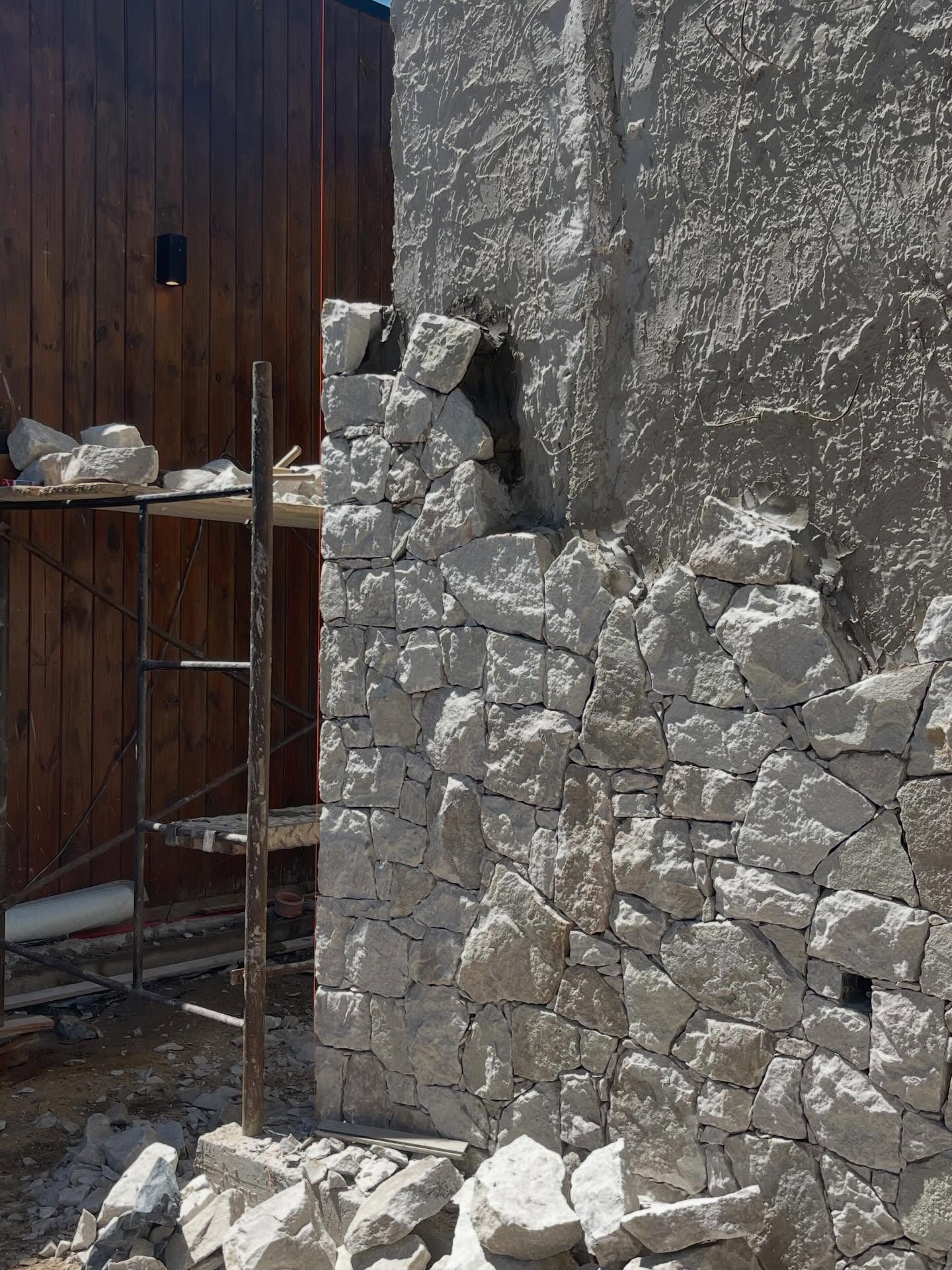 Proyecto El 8, revestimiento de piedra en obra