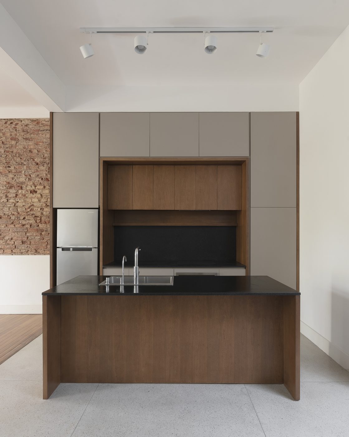 Cocina con mueble de madera y bajo mesada negro, obra Filiberto