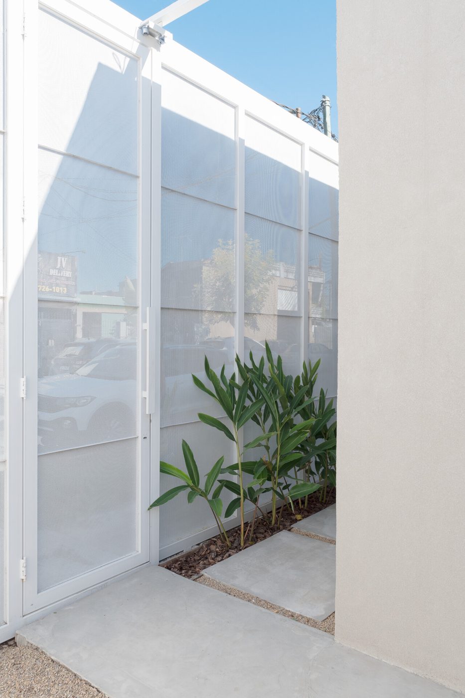 Patio vidriado con plantas, obra Liniers