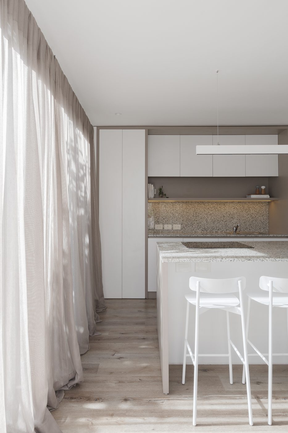 Cocina de la obra Liniers con cortinas de lino y mesada de piedra clara