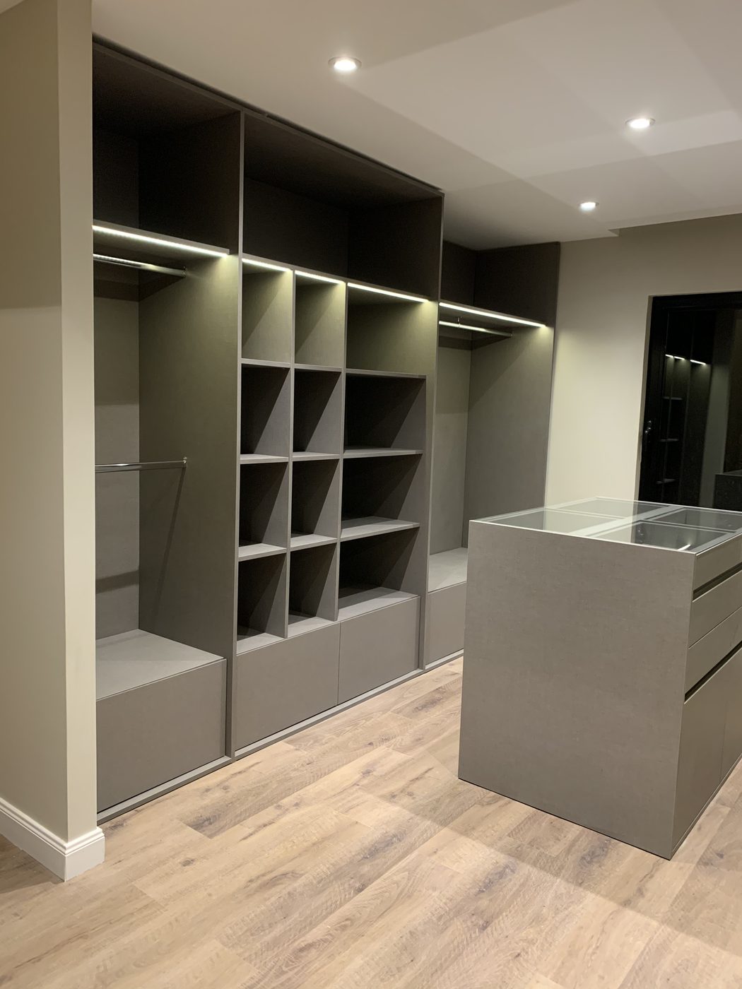 Vestidor a medida con luz led, obra Toscanini